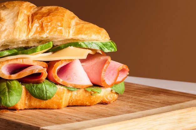 Croissants sandwichs sur la planche à découper en bois