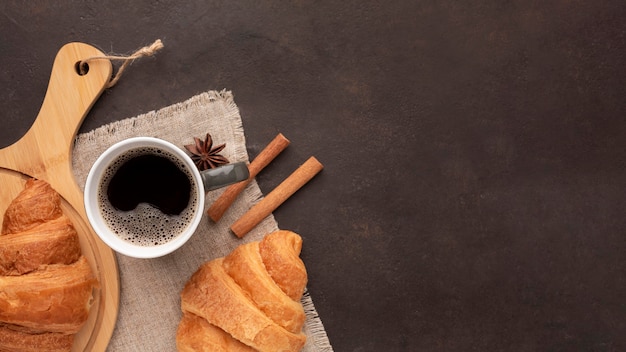 Croissants savoureux et vue de dessus de café