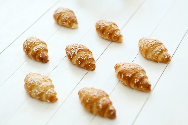 Croissants sur une table