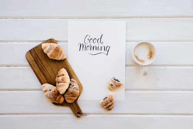 Photo gratuite croissants, tasse à café et modèle