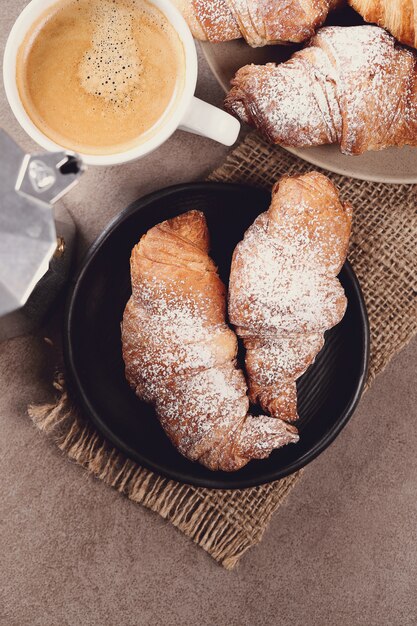 Croissants avec tasse de café