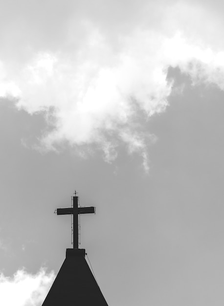 Une croix au sommet d'un clocher