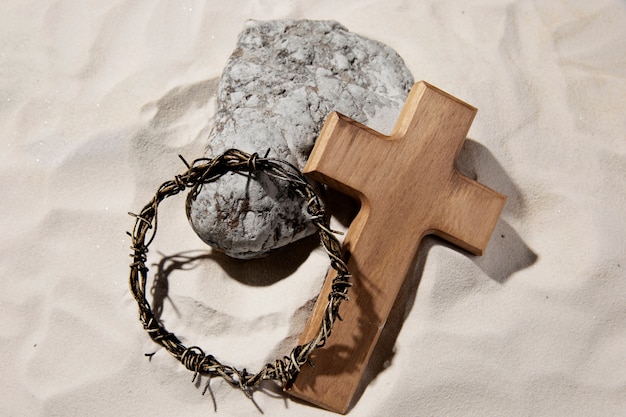 Croix en bois à angle élevé et couronne d'épines