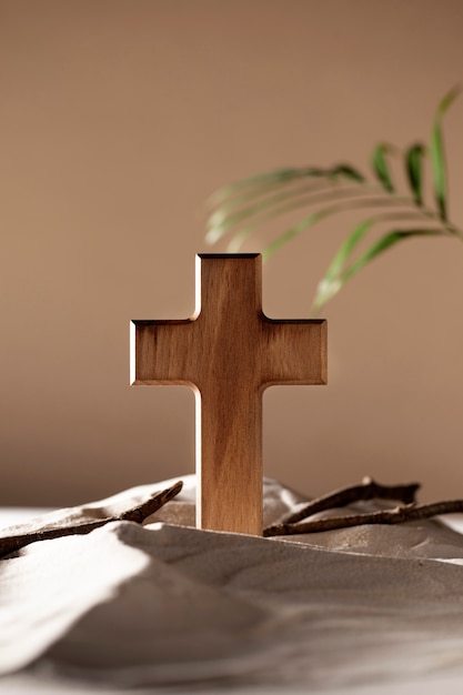 Croix en bois, branches et assortiment de sable