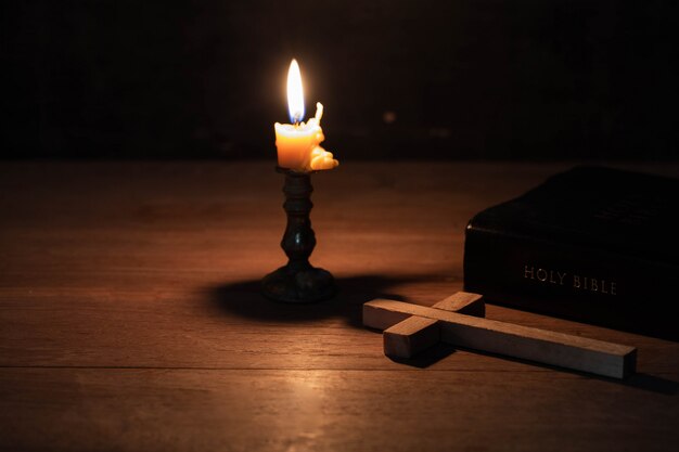 La croix a été placée sur la table, avec la Bible