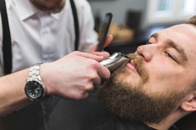 Crop barber coupe moustache du client