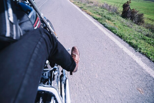 Crop Biker sur la route de campagne