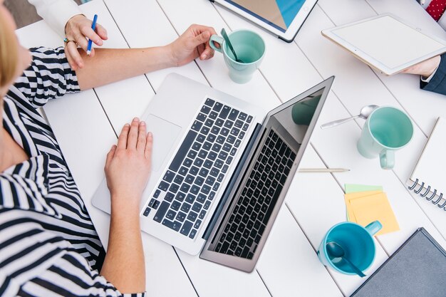 Crop businesspeople avec des gadgets à table