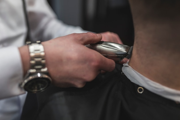 Crop coiffeur rasage des cheveux d&#39;un homme méconnaissable