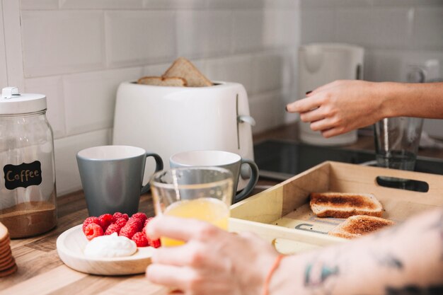 Crop couple faisant le petit déjeuner ensemble