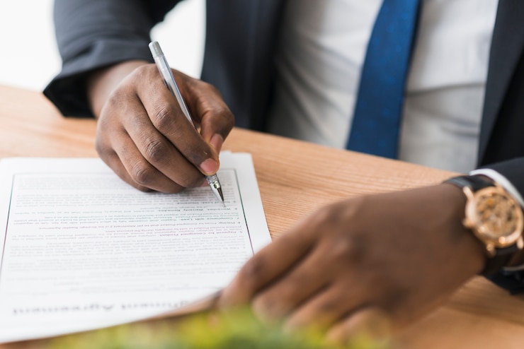 Photo gratuit crop documents de signature d&#39;homme d&#39;affaires ethniques