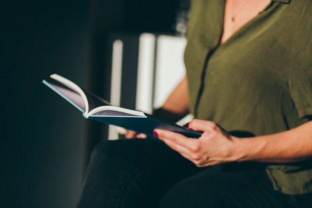 Crop femme appréciant livre