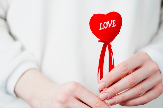 Crop femme avec un bâton de coeur