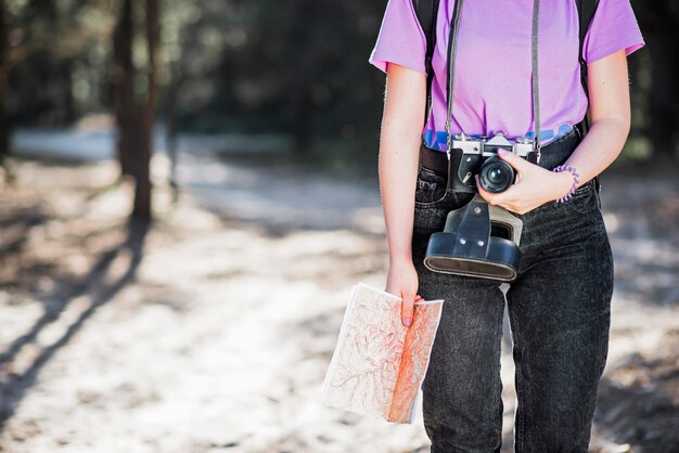 Crop femme avec caméra et carte