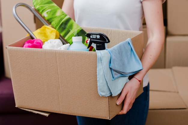 Crop femme avec des choses pour la réinstallation