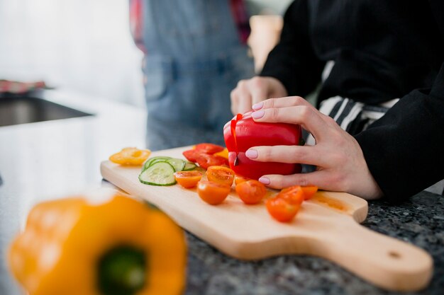 Crop femme coupe des légumes