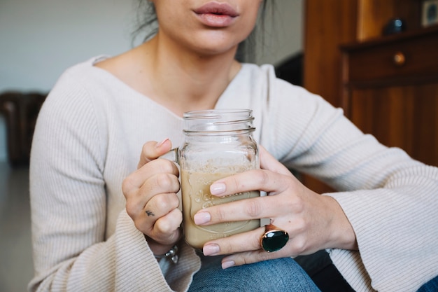 Photo gratuite crop femme avec une délicieuse boisson