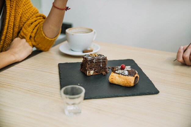 Crop femme avec dessert