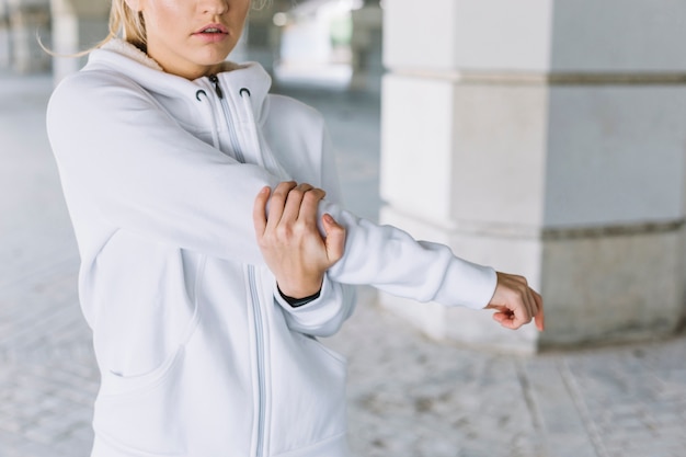 Crop femme étirement des bras