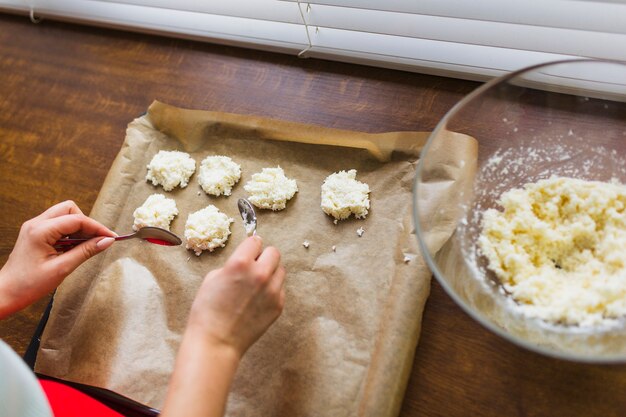 Crop femme faisant des cookies