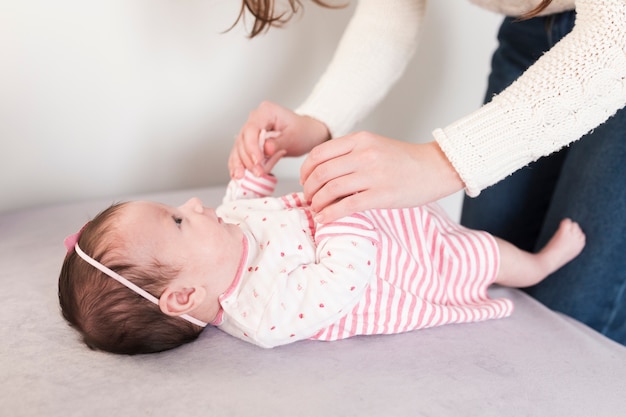 Crop femme jouant avec un enfant