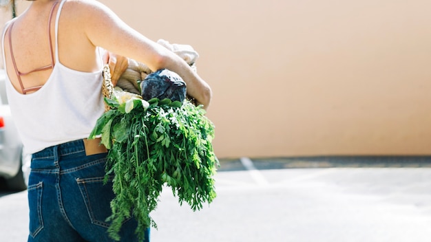 Crop femme avec des légumes