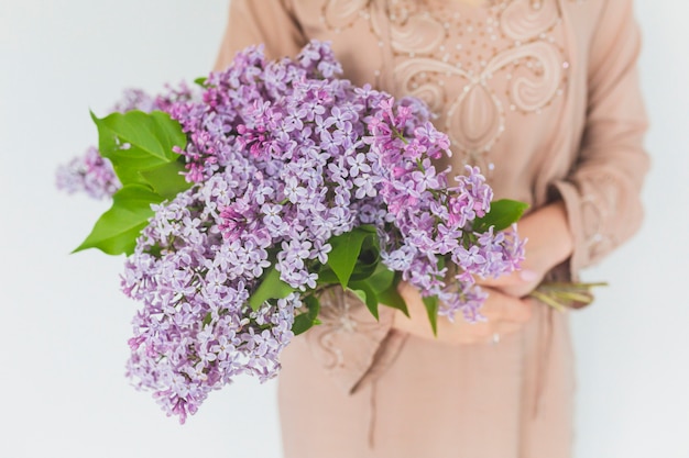 Crop femme avec lilas