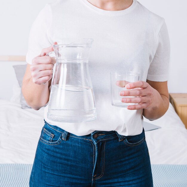 Crop femme avec pichet et verre