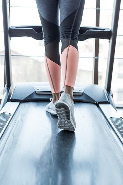 Crop femme sur la piste de course