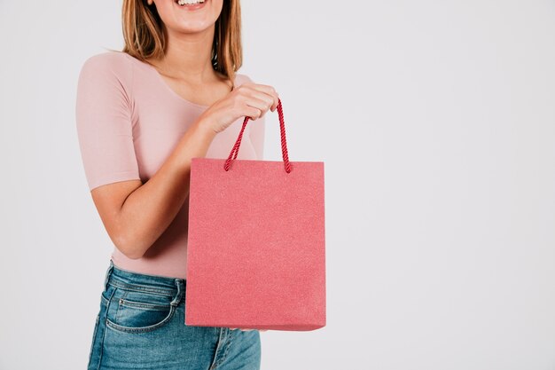 Crop femme avec sac en papier