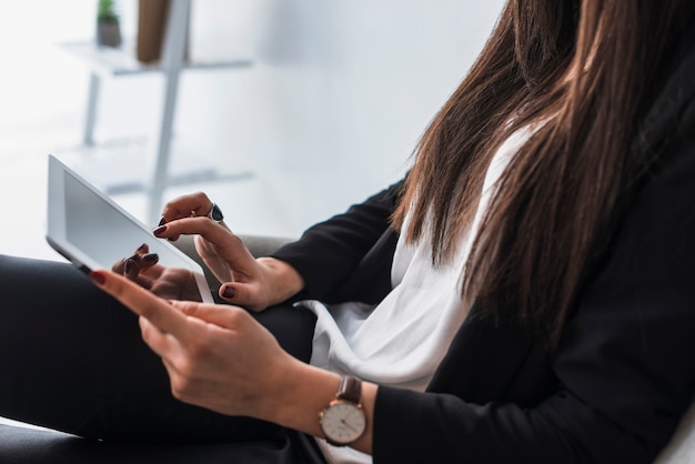 Crop femme avec tablette