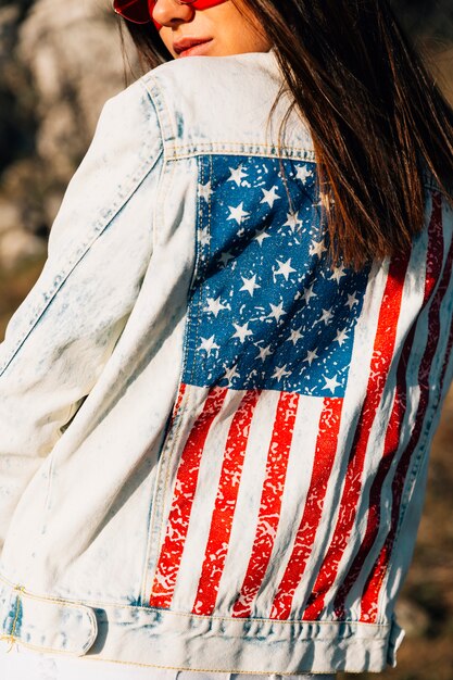Crop femme en veste en jean avec drapeau américain