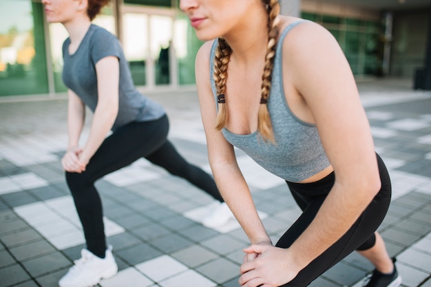 Photo gratuite crop femmes debout et se réchauffer