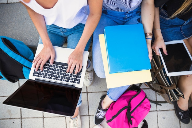 Crop femmes étudient sur la rue