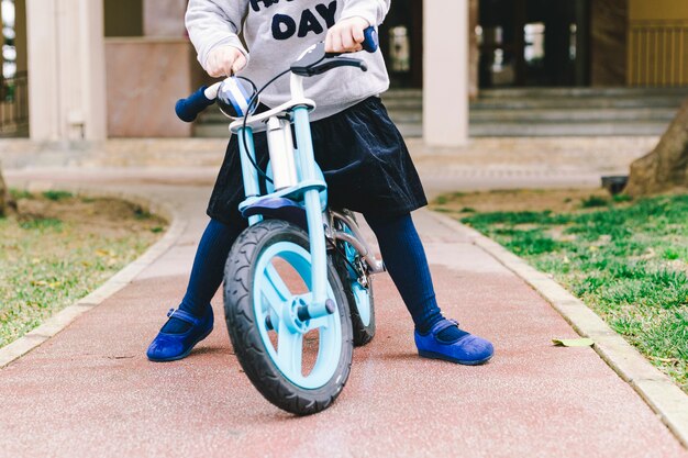 Crop fille à vélo