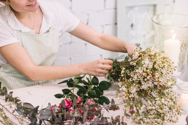 Photo gratuite crop fleuriste arrangeant le bouquet