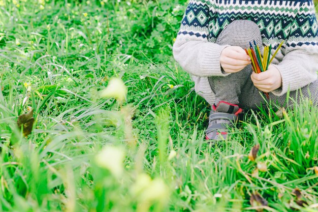 Photo gratuite crop girl assise sur l'herbe du jardin