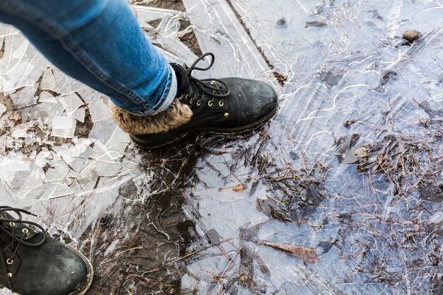 Crop jambes sur une flaque d&#39;eau gelée