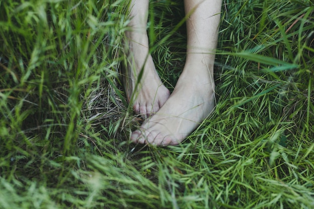 Photo gratuite crop jambes sur l'herbe