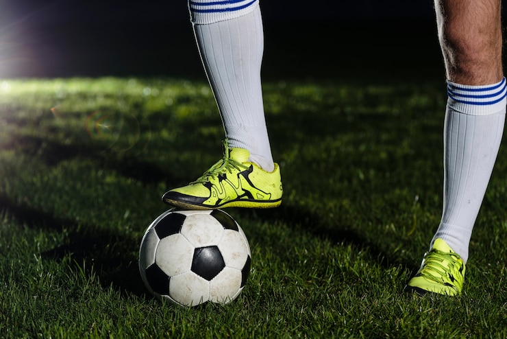 Photo gratuit crop jambes qui marchent sur le ballon de soccer