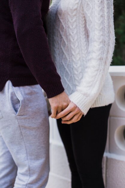 Crop jeune femme et homme debout