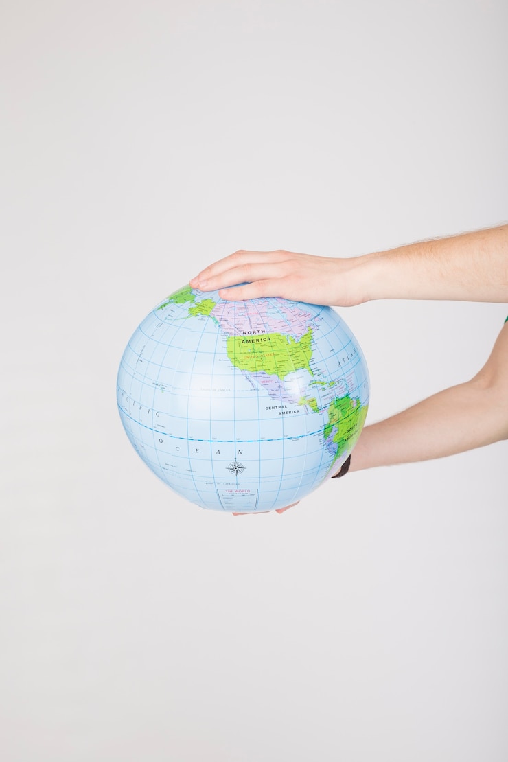 Photo gratuit crop mains tenant le globe de shapu irrégulier