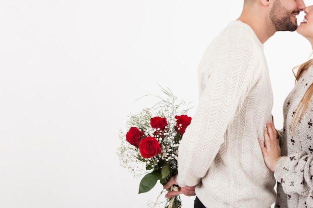 Photo gratuite crop man avec bouquet câlins avec femme