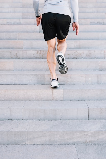 Photo gratuite crop man courir sur les marches