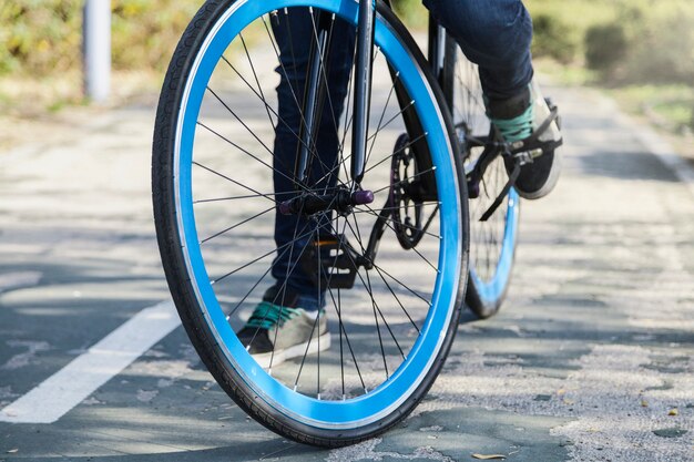 Crop man riding bicyclette