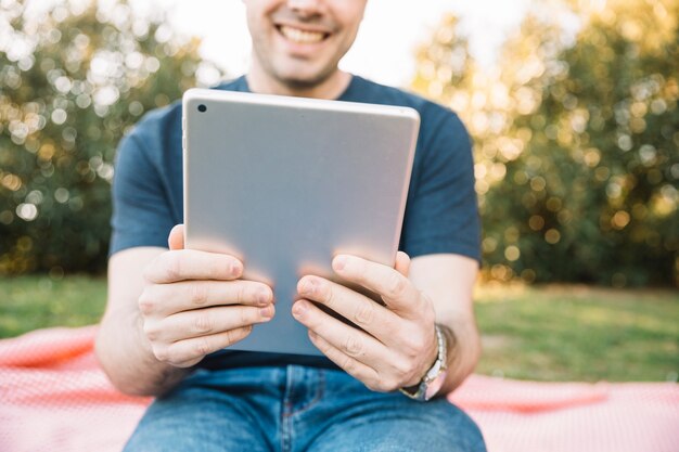 Crop man souriant et tablette de navigation