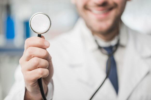 Crop médecin homme audience avec stéthoscope