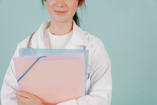 Crop médecin avec des papiers