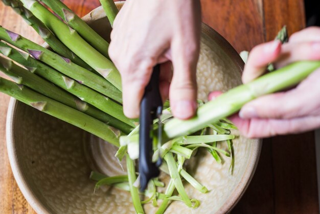 Crop nettoyant les asperges