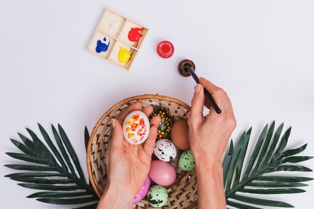 Crop peindre des œufs sur bol